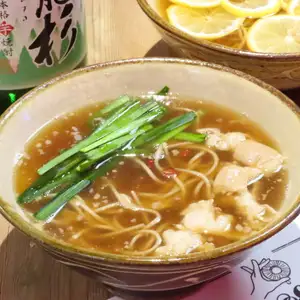 和牛ホルモンにら蕎麦