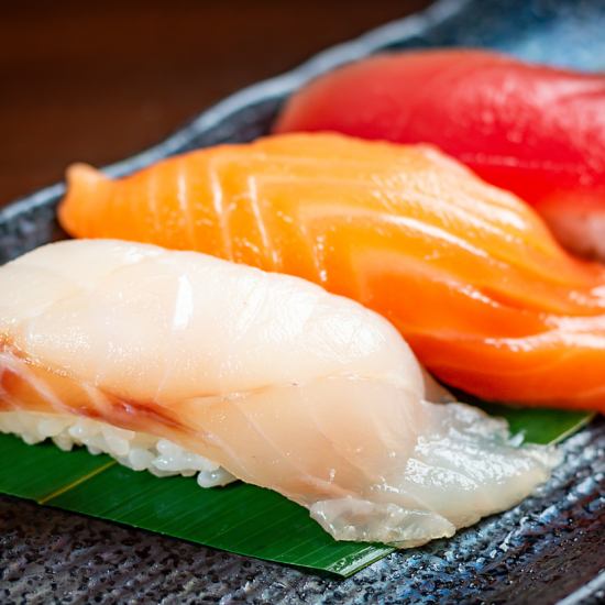 也提供使用新鮮食材製作的壽司自助餐。暢飲+1200日圓