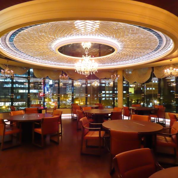 拥有闪闪发光的吊灯的地板可容纳大量人员，享受豪华的自助餐，享受特别的时光。 。!