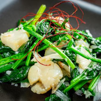 Stir-fried scallops and spinach with garlic