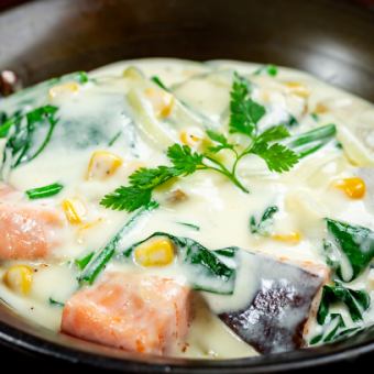 Cream-stewed scallops and salmon
