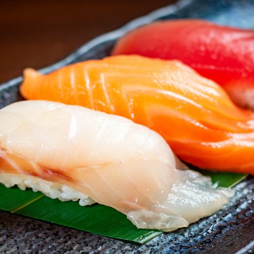 寿司（虾、鲑鱼子、金枪鱼、海带比目鱼、扇贝、海螺、鲍鱼、烤鲑鱼）