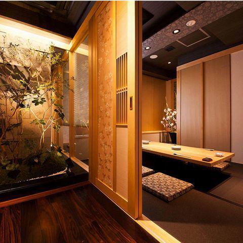 A fully-private room is available for 2 people.Indirect lighting and a number of decorations in harmony are producing a sophisticated adult space! Because it is with a door, you can enjoy it without worrying about the surroundings! You can stretch wings slowly at our shop Please relax! ♪ (Kashiwa / private room / Izakaya / All you can eat / All you can drink / Banquet / Girls' party / Entertainment / Chicken / Seafood)
