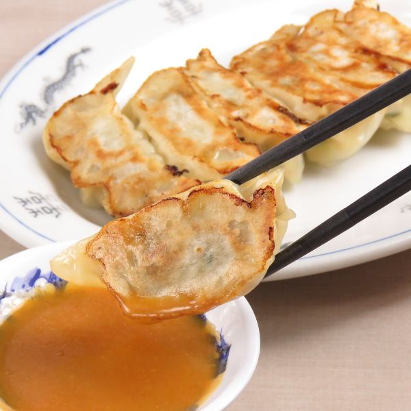 万里自慢の一品☆味噌ダレで食べる野菜がたっぷり練り込まれてジューシーさ倍増♪【焼餃子　430円】