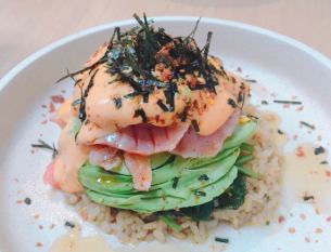 ・Garlic rice with grilled salmon and avocado