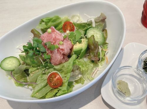 ・Western-style negitoro with avocado and soft-boiled egg