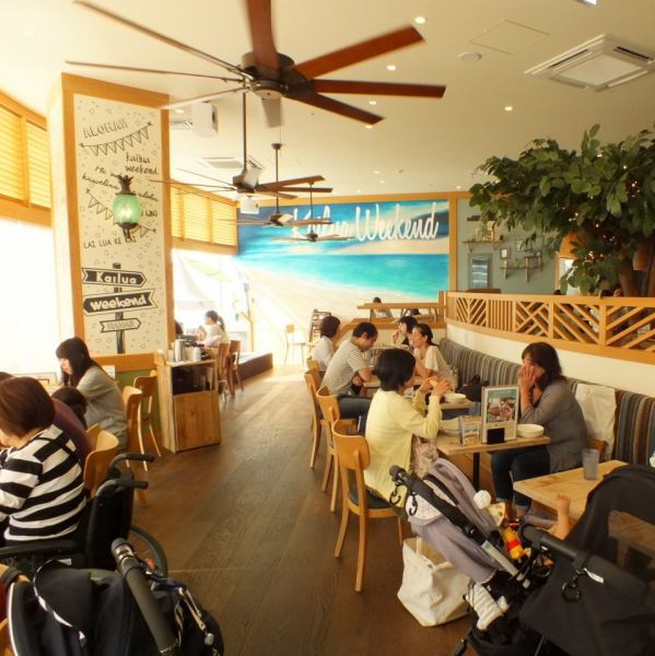 「アロハテーブル」は、カフェ利用もディナー利用も出来るハワイアンダイニングです★ご家族連れ、デート、貸切でのご宴会など、少人数～大人数様まで様々なシーンに対応！本場さながらのハワイアン料理をお楽しみ下さい♪