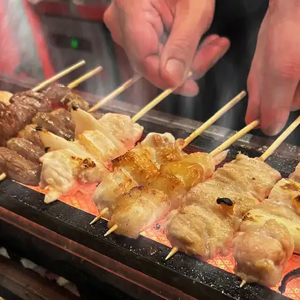 【2名様カウンター席で焼鳥を堪能！2H飲み放題付】人気の焼鳥など、鶏の旨味堪能全6品！4,400円
