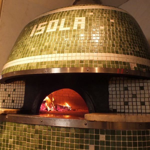 當你走進商店時，映入眼簾的是一個巨大的綠色披薩烤箱。披薩經過400度高溫烘烤，外脆內嫩。享受以精心挑選的食材烹調的傳統義大利美食，包括精美的披薩。