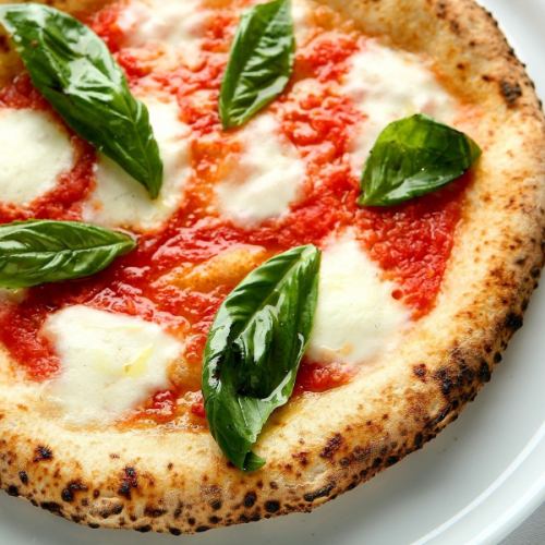 Neapolitan pizza which stuck to the Italian origin from the material