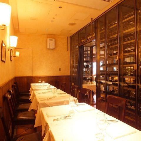 A semi-private room that can accommodate 12 to 18 people, surrounded by a large wine cellar. The clean white and brown space is perfect for parties with friends, as well as company drinking parties, entertainment, and meet-and-greets. Soft lighting illuminates the walls, creating a warm atmosphere. Please use it for Italian parties, banquets, and various banquets.