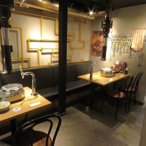 1階と2階にそれぞれ4つのテーブル席をご用意。明るい照明が照らすグレーのインテリアが、落ち着いた雰囲気を醸し出します。家族でのお食事や、大人数での宴会利用にも最適です。和やかな時間を楽しみながら、自慢の料理をお楽しみください。皆様のご来店を心よりお待ちしております。