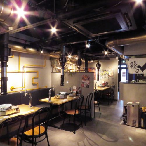 <p>当店のカウンター席は4席完備。目の前で調理される料理を楽しめる特別な空間です。グレーを基調とした明るい店内は、リラックスした雰囲気を演出し、会社の飲み会や友人との集まりにぴったり。美味しい料理と共に、心温まるひと時をお過ごしください。</p>