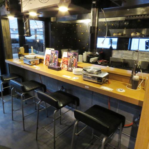 <p>伊勢鉄道、近鉄名古屋線、JR紀勢本線津駅東口から徒歩約3分の好立地に位置する当店は、鶏焼肉専門店です。新鮮な鶏肉を使用した焼肉を、家族や友人と楽しいひとときを過ごしながらご堪能いただけます。広々とした店内は、宴会やパーティー利用にも最適です。ぜひ、津市での食事にご利用ください。お待ちしております！</p>