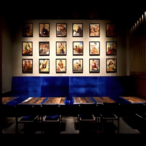 多くの絵画、写真、アート作品が並ぶクラシカルな内装