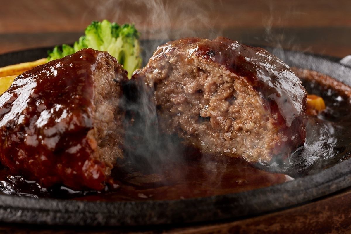 熱々の鉄板でご提供する『自家製手ごねハンバーグ』がオススメのグリルカフェ！