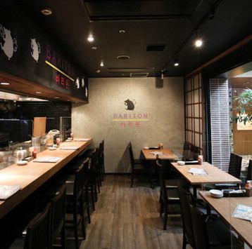 「バリトン」では最大30名まで貸し切り可能！豪華な料理と2時間飲み放題付きの忘年会コースで、特別なひとときをお楽しみいただけます。ヤンニョムチキンやチヂミ、ブデチゲなど、本場の味を堪能しながら、プライベート空間で盛り上がりましょう。大人数での忘年会にぴったりです！