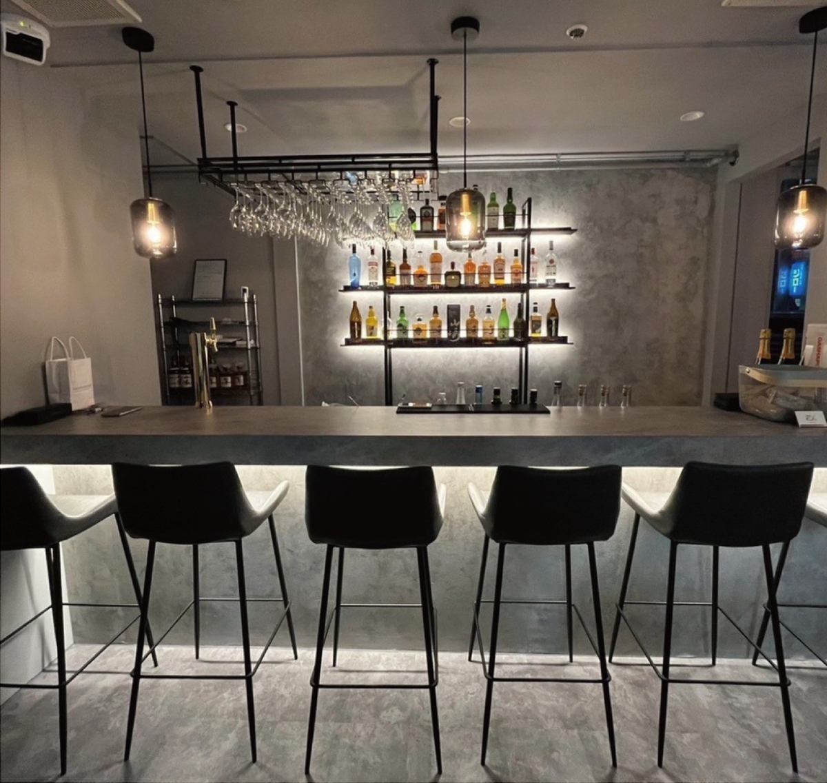 人々が”交差”し、"アイデアが創造”され、”思い出”が溢れるBAR◎