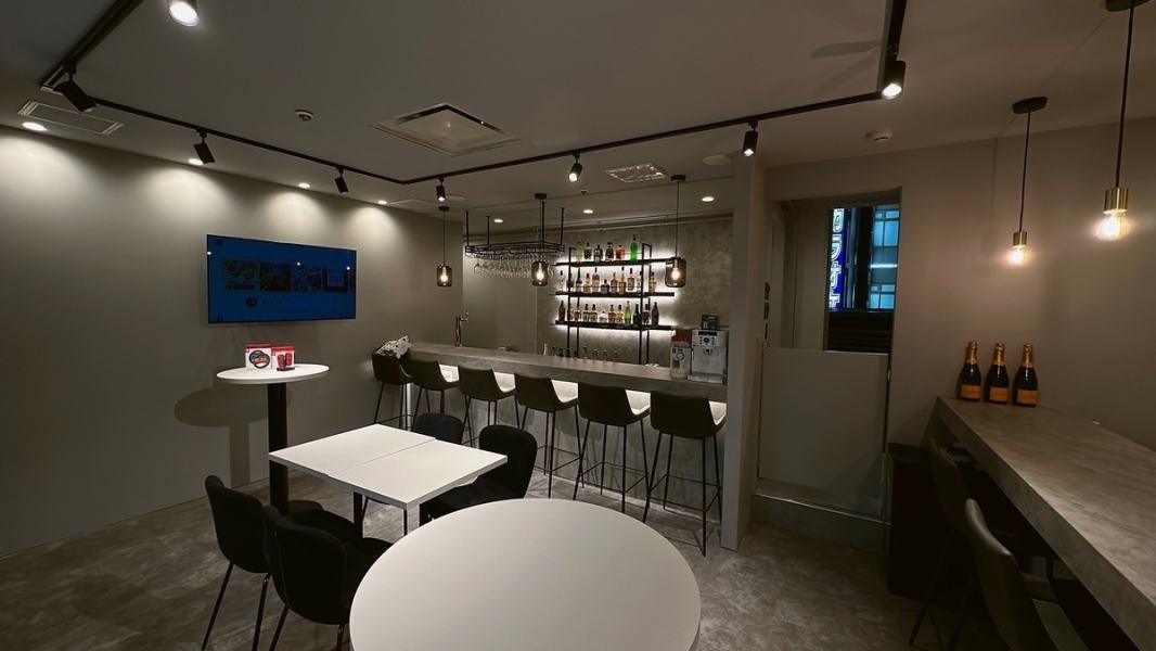 【ゆったり座れるテーブル席も◎】店内には4名様掛けテーブル席をご用意しておりますので、お仲間とのご来店でもご利用いただけます♪お席を繋げて、大人数で盛り上がって楽しむこともできます◎是非お気軽にご来店ください！