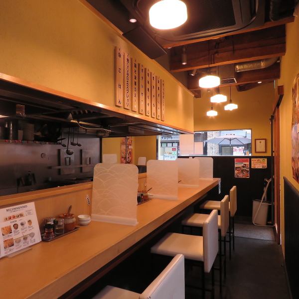 [Counter seats] Larger store scale! Counter seats in the live kitchen ♪ We recommend a quick drink on your way home from work! The atmosphere of the store is such that even one person can easily come.