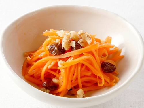 [Obanzai separately] Carrot, walnut and raisin salad