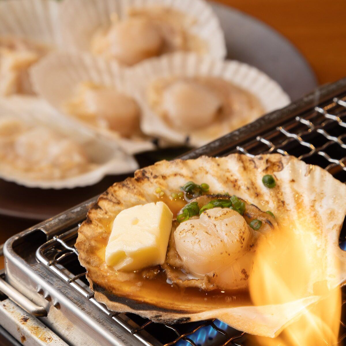 焼き牡蠣やホタテバターなど新鮮魚介を炉端焼きで。275円～
