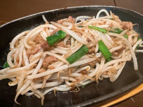 Fried bean sprouts on a hot plate