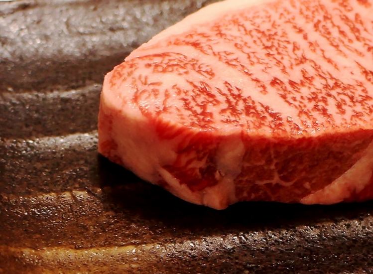 店主こだわりの厳選したお肉を目の前で焼きます☆