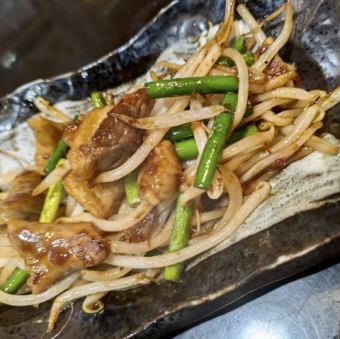 鉄板 ホルモン炒め(豚もつ・牛すじ)/とりハラミ焼き　各