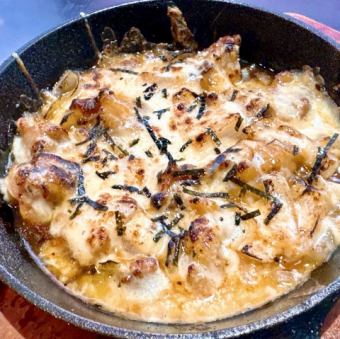 鉄板焼き屋の フランクフルト/焼き鳥グラタン