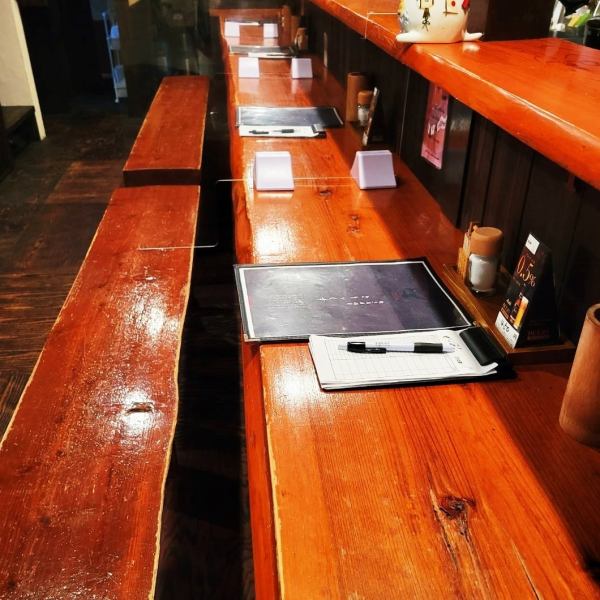 おひとり様や少人数でのご来店の際に嬉しいカウンター席。お仕事帰りにふらりと立ち寄る際にも◎店員との距離が近く、注文がしやすいのも嬉しいポイントです♪
