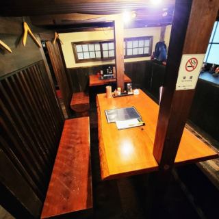 グループでのご来店の際にぴったりなテーブル席。お客様の人数に合わせて最適なお席をご案内させていただきます。コートハンガーなども完備しているのでお召し物の収納にも困りません☆