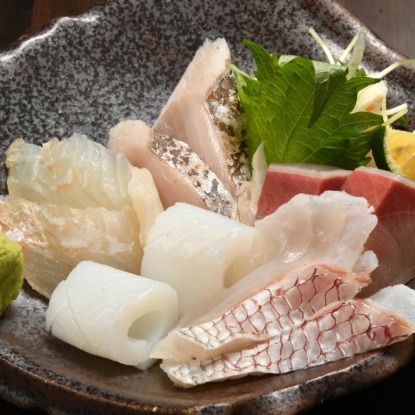 We only serve what we purchased that day ♪ Assortment of 5 to 6 types of sashimi 1200 yen