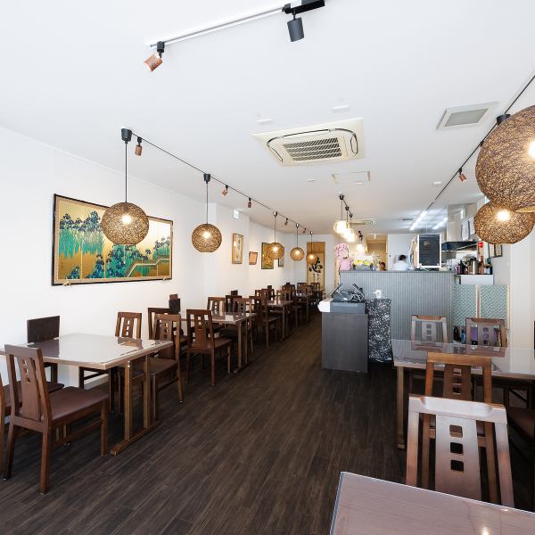 ニイノビル1Fで新たな歴史を刻み始めた当店。和の一品料理を囲みながら、ゆっくりと流れる時間に身を任せてみませんか？琴の調べが響く空間は、日常を忘れてリラックスしたい夜に最適です。職人のこだわりが詰まった一皿を待つ贅沢、そして四季の移ろいを感じる店内の佇まい。心地よい和のひとときをどうぞ◎
