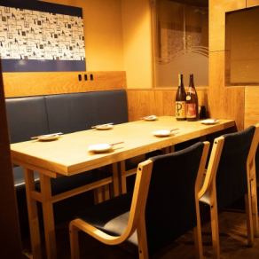 The interior that makes use of the wood grain is a cozy space that makes you feel warm.There are 10 tables for 2 to 4 people, and the wall side is a bench seat where you can relax.We will set the table according to the number of people and the situation, so please feel free to contact us.