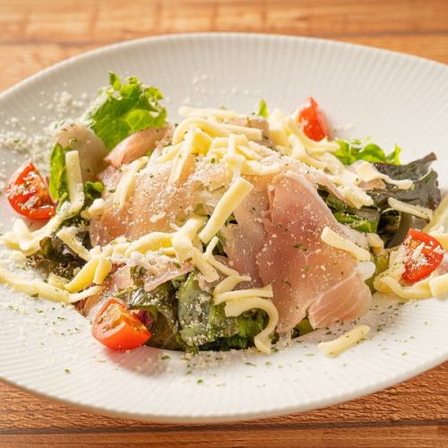 Caesar salad with prosciutto and cheese