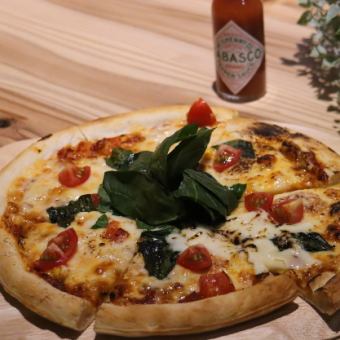 Margherita pizza with mozzarella cheese and raw spinach/creamy pizza with fatty salmon and avocado