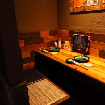 [Counter seats] The counter seats are also semi-private rooms with partitions.