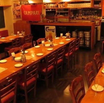 団体様利用OK！20～40名様で承ります。20名様以上のお集まりには断然、貸切がおすすめです。ご希望に合わせてレイアウトは自由自在。様々なシーンで使い勝手抜群です。立食の場合はテーブルの高さが変わるので、料理も食べやすいと大好評！少しレトロなヨーロッパ調の空間で、癒しのひとときをどうぞ。