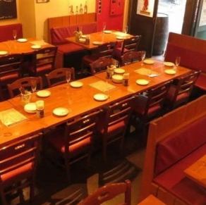 【桌席（1~40名）】灵活应对大型宴会◎非常适合公司宴会或酒会！时尚舒适的欧式空间。这里的氛围让人想起了外国的咖啡馆，让您忘记日常生活的喧嚣，享受特别的时刻。可用于公司宴会、欢迎会、联谊会、集会、部门酒会等多种场合。