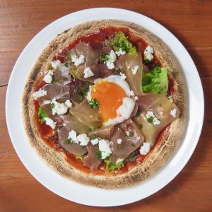 Salad pizza with prosciutto and soft-boiled egg
