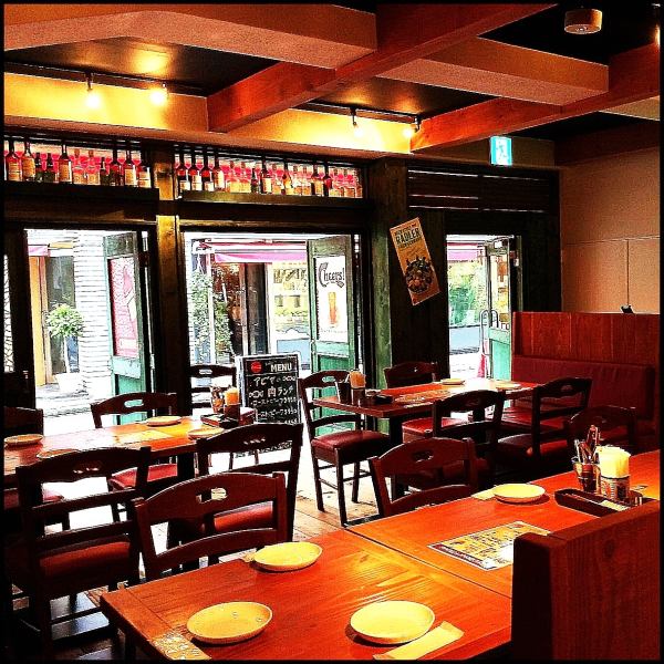 木の温もりを感じる落ち着ける店内。オフィス立地の中にありながら、暖かい時期は解放感をのあるオープンテラス席もご用意★