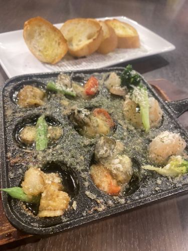 牡蠣ホタテ海老のアヒージョ