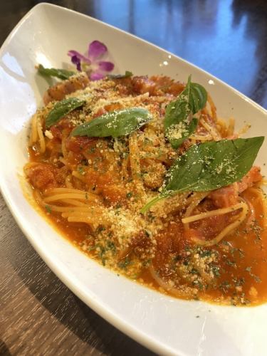 ベーコンとモッツァレラチーズのトマトソースパスタ