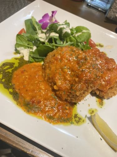 和牛のメンチカツのトマトチーズソースがけ