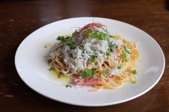 [Popular No. 3] Peperoncino with whitebait and thick-sliced bacon
