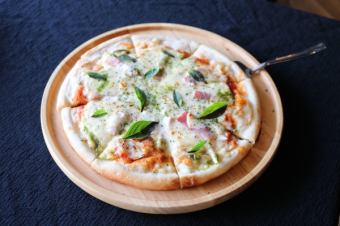 Margherita pizza with fresh Miyakojima basil and mozzarella cheese