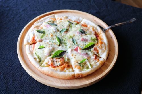 Margherita pizza with fresh Miyakojima basil and mozzarella cheese