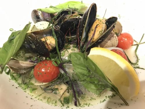 3 types of shellfish steamed in wine
