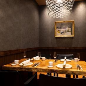 シックな内装の4名様VIP個室をご用意しました。大切な方との会食や接待など、特別なシーンにふさわしい上質なプライベート空間で、心ゆくまでおくつろぎください。